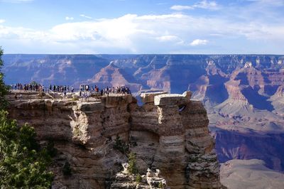 Tourists looking at the view of de grand canyon