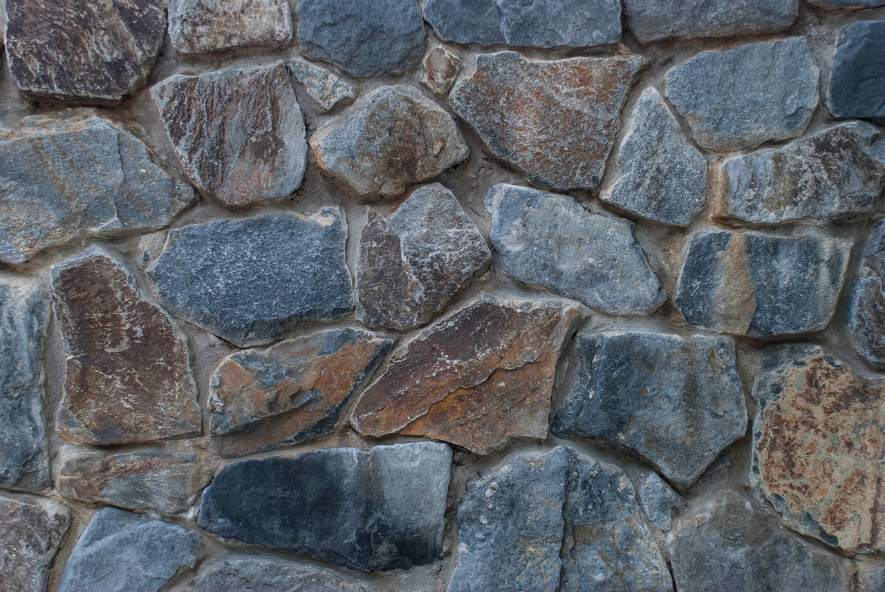 FULL FRAME SHOT OF STONE WALL WITH STONES