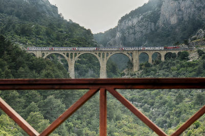 Arch bridge against sky