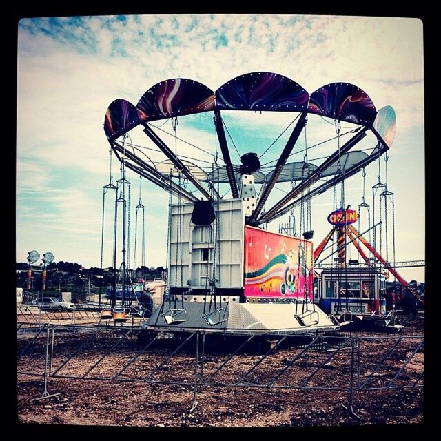 FERRIS WHEEL AT AMUSEMENT PARK