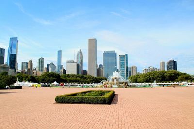 Buckingham fountain with urban skyline in background