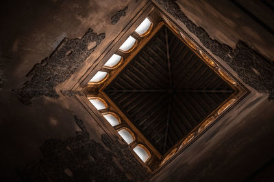 Architectural beauty inside the alhambra, granada, spain. historic moorish craftsmanship.