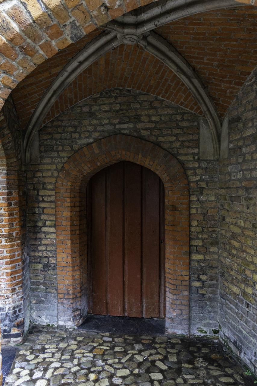 architecture, arch, built structure, brick, history, the past, entrance, wall, door, no people, building, place of worship, building exterior, brick wall, brickwork, day, old, wall - building feature, ancient history, cobblestone, ancient, outdoors, doorway, facade, travel destinations, stone wall