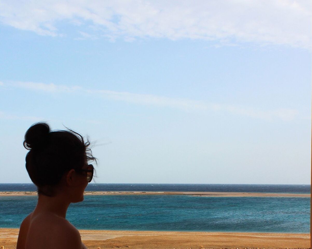 lifestyles, leisure activity, sea, water, rear view, horizon over water, holding, sky, beach, men, person, photographing, waist up, photography themes, young adult, side view, standing, vacations