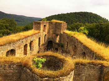 Ruins of old ruin against sky