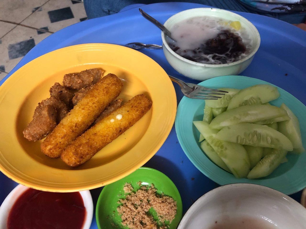 HIGH ANGLE VIEW OF BREAKFAST IN PLATE