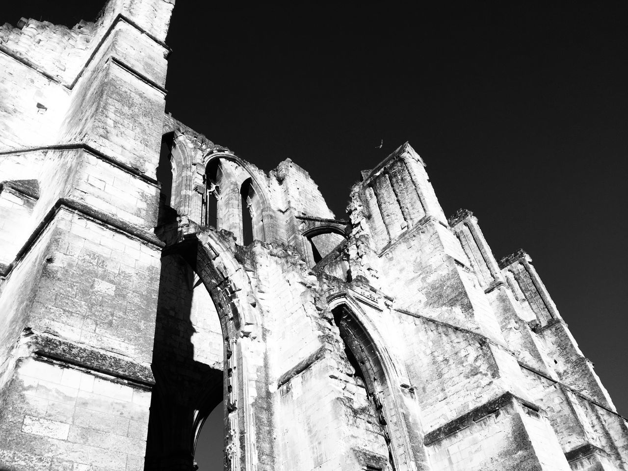 LOW ANGLE VIEW OF OLD TEMPLE BUILDING AGAINST SKY