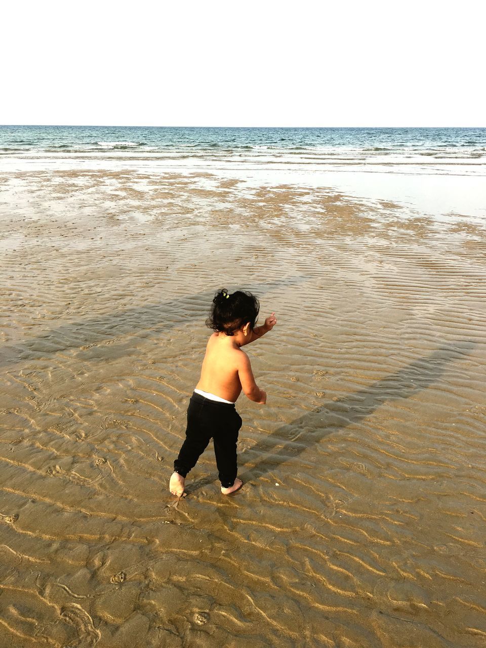childhood, horizon over water, full length, sea, water, beach, elementary age, casual clothing, clear sky, girls, playing, leisure activity, vacations, sand, innocence, looking down, lifestyles, boys, playful, scenics, tranquil scene, summer, shore, travel destinations, nature, enjoyment, holiday - event