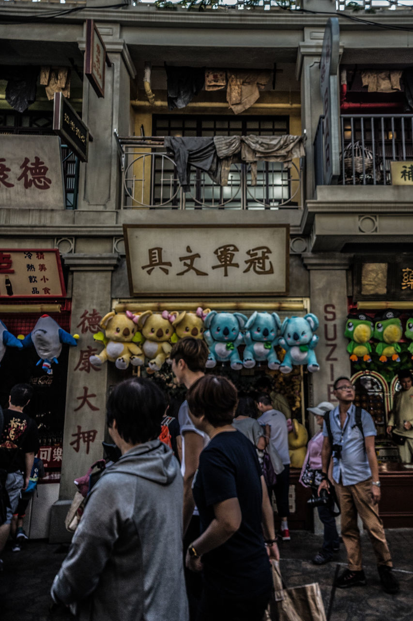 real people, men, building exterior, women, architecture, large group of people, built structure, rear view, lifestyles, day, standing, outdoors, people