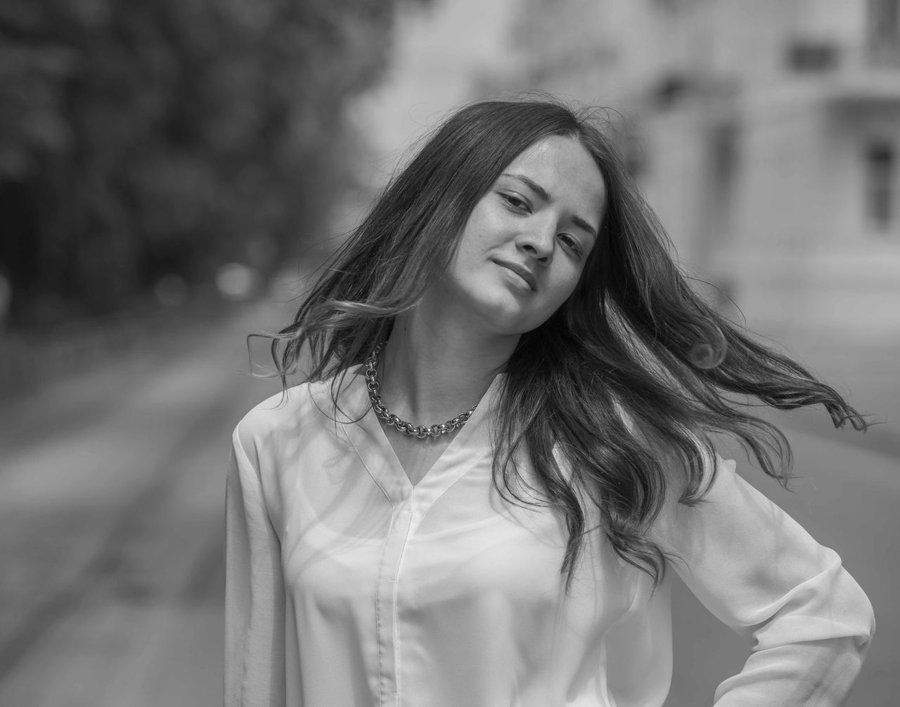 person, young adult, lifestyles, focus on foreground, long hair, young women, waist up, casual clothing, leisure activity, front view, portrait, looking at camera, smiling, standing, three quarter length, happiness, headshot