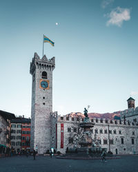 Statue of historic building against sky