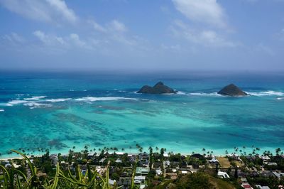 Scenic view of hawaiian tropical sea against sky