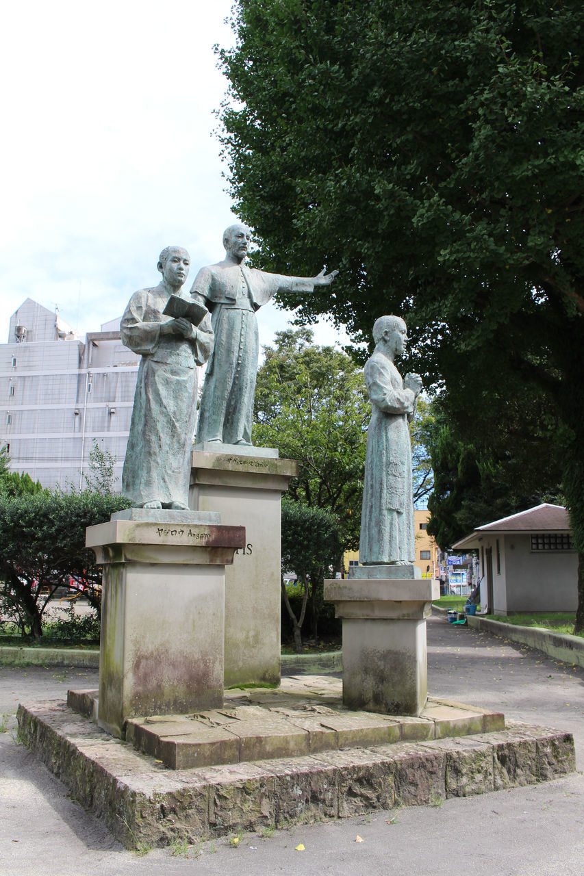 SCULPTURE IN PARK