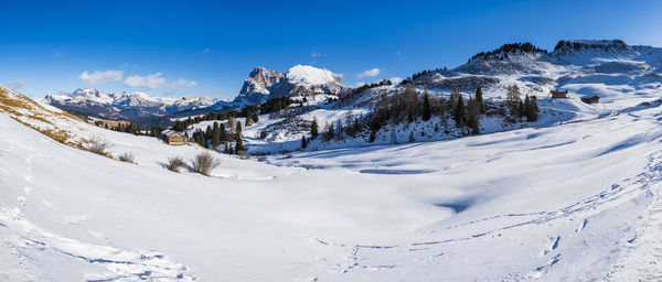 Views and huts in the snow. alpe di siusi. italy