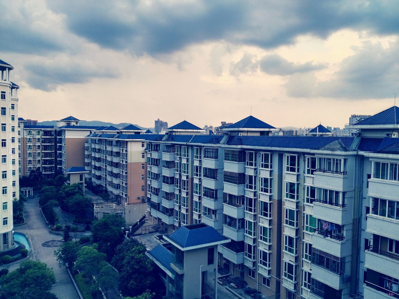 building exterior, architecture, built structure, sky, city, residential building, cloud - sky, residential structure, building, cloudy, residential district, city life, cloud, cityscape, outdoors, day, no people, apartment, city street, overcast, weather, modern