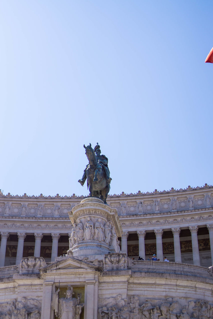 LOW ANGLE VIEW OF STATUE OF HISTORIC BUILDING