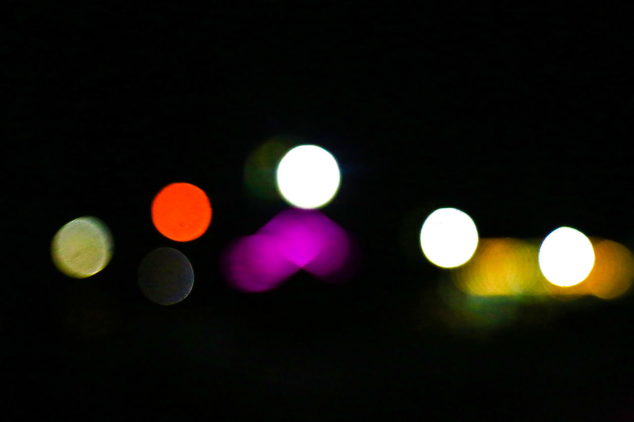 DEFOCUSED IMAGE OF ILLUMINATED STREET LIGHTS