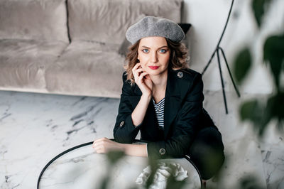 Striped t-shirt, hat, beret, room, girl at the table, dream, think, relax, date