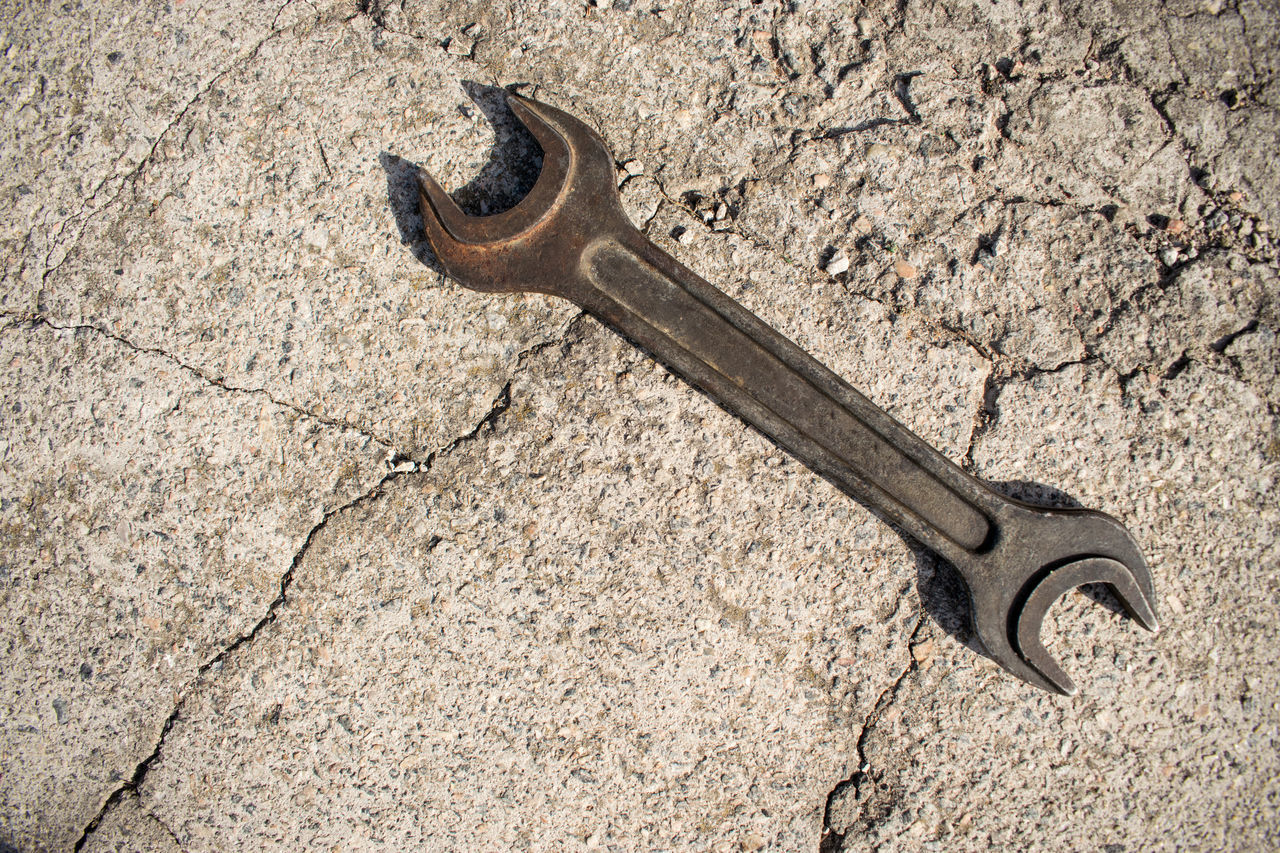 HIGH ANGLE VIEW OF CHAIN ON ROCKS