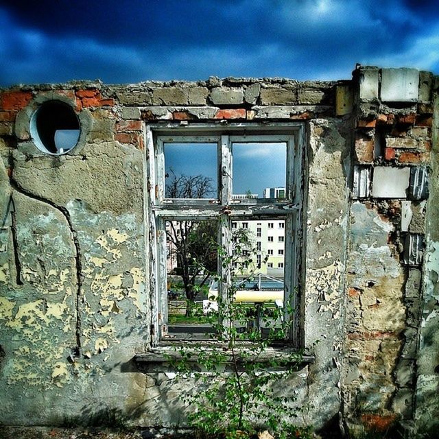 architecture, built structure, building exterior, window, house, abandoned, sky, old, weathered, residential structure, damaged, obsolete, cloud - sky, deterioration, residential building, door, run-down, low angle view, bad condition, cloud