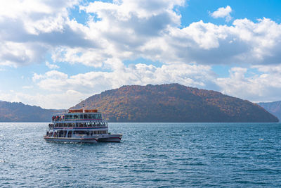 Lake towada sightseeing cruises fall foliage season. towada hachimantai national park, aomori, japan