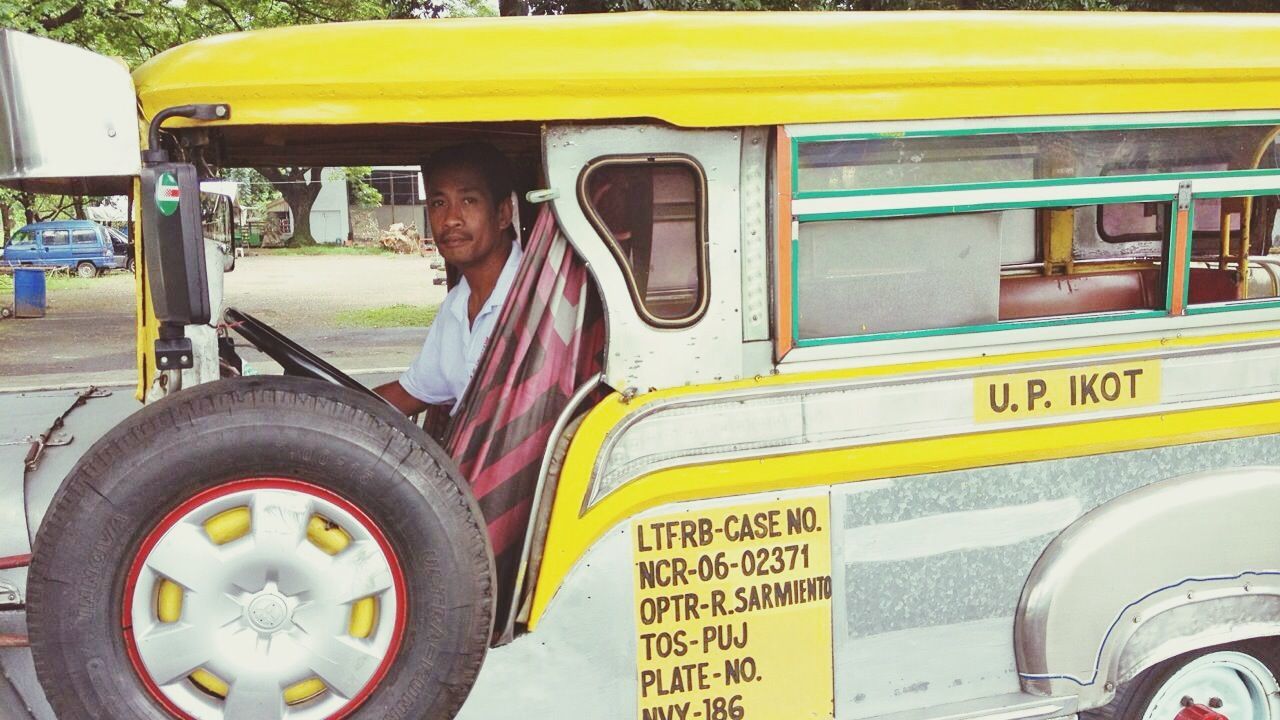 transportation, mode of transport, land vehicle, text, yellow, car, western script, communication, information sign, travel, stationary, sign, bus, day, street, non-western script, outdoors, warning sign, public transportation, window