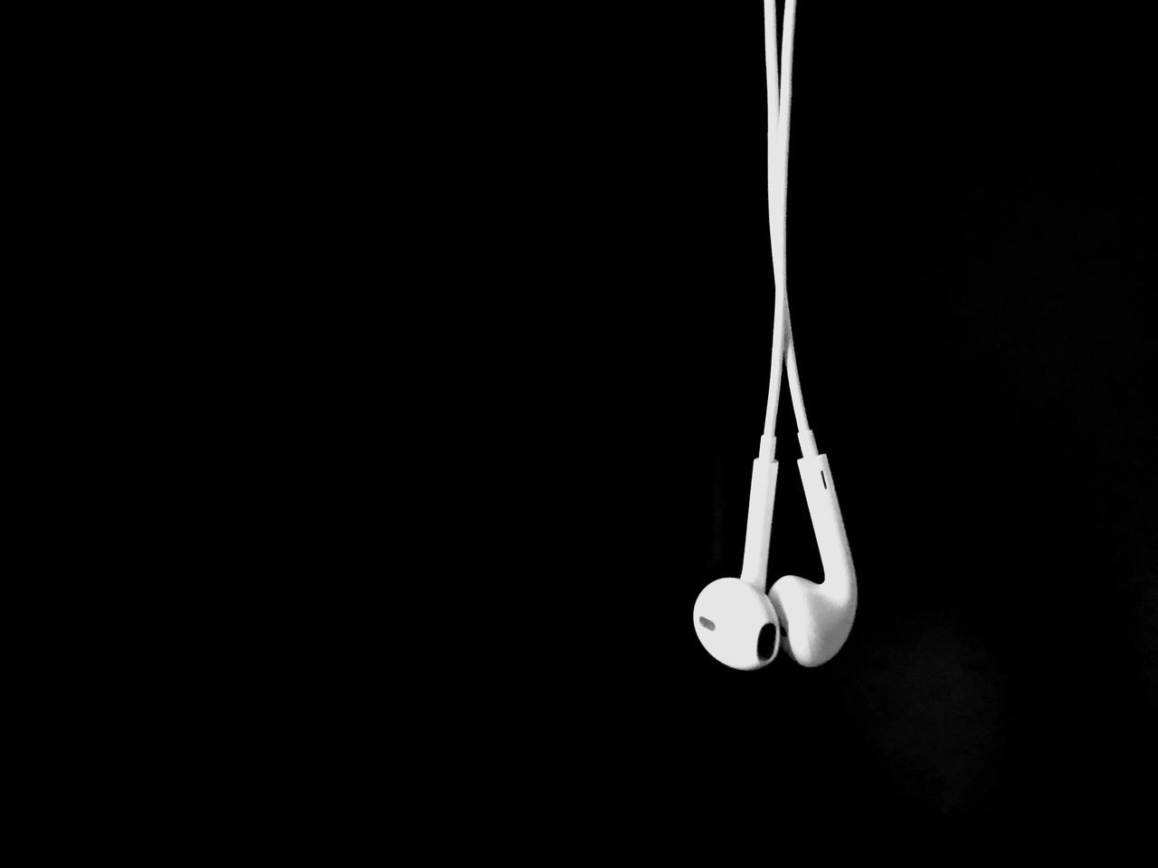 CLOSE-UP OF LIGHT BULBS HANGING FROM CEILING