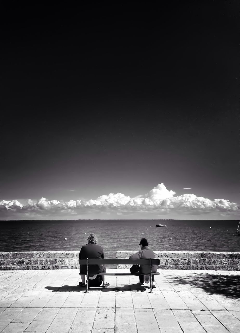 water, sea, sky, horizon over water, sitting, bench, rear view, men, tranquility, lifestyles, relaxation, tranquil scene, full length, scenics, beauty in nature, person, leisure activity, nature