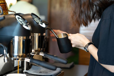 Man working at coffee cup