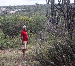 A man with gray hair in the dry vegetation of northeastern brazil