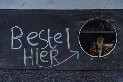 Old ship's hull with a porthole and the text, in dutch, order here