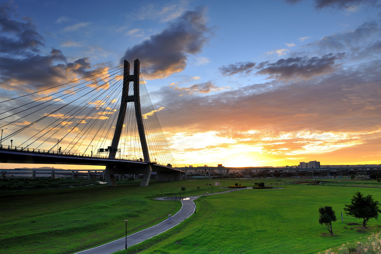 VIEW OF BRIDGE IN CITY