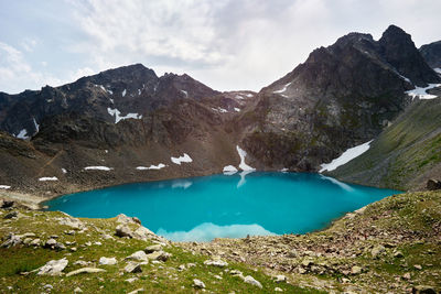 Panoramic view of lake and mountains against sky