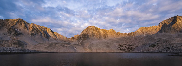Panoramic view of lake and mountains against sky