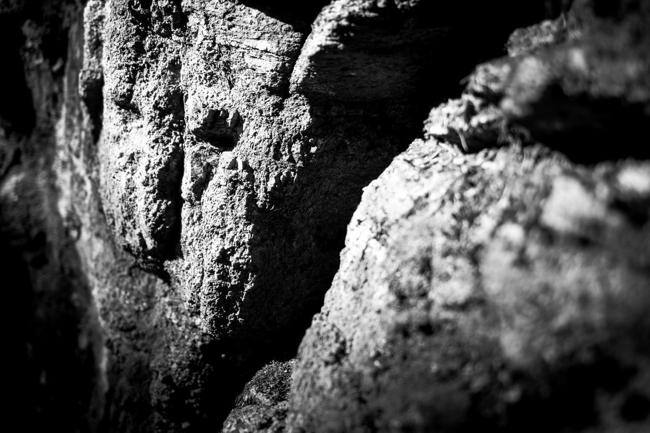 FULL FRAME SHOT OF ROCK ON ROCKS