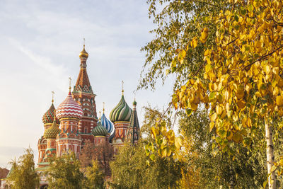 Landscape of moscow st. basil's church in autumn trees park zaryadye