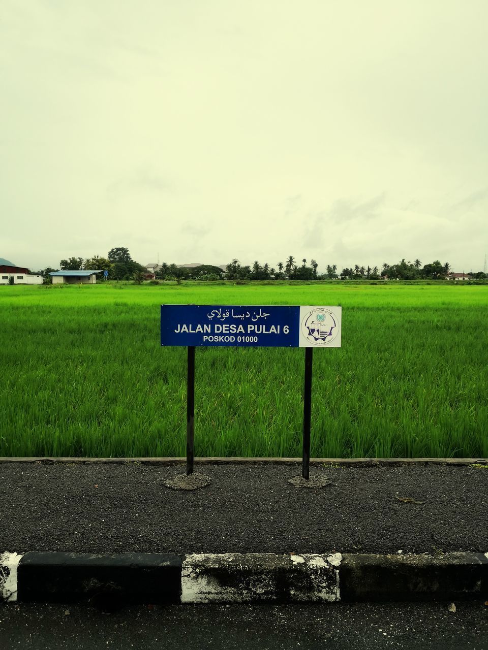 INFORMATION SIGN ON ROAD AGAINST SKY