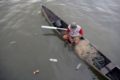 Catches fish using nets using traditional boats. january 10, 2023