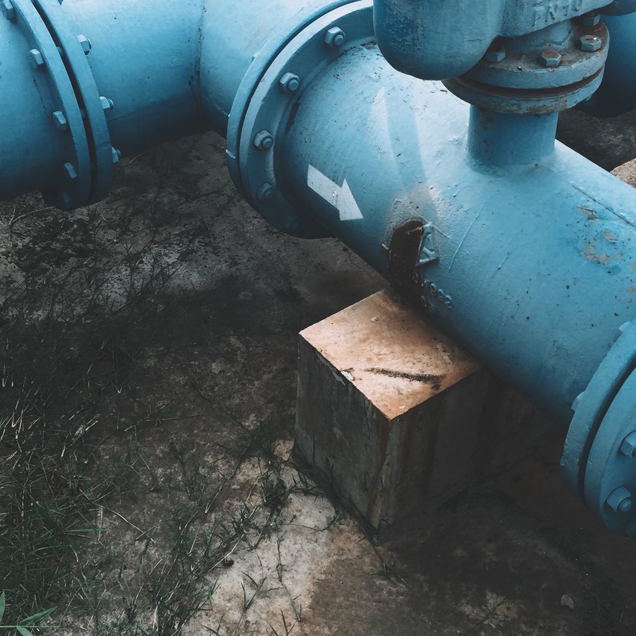 HIGH ANGLE VIEW OF MACHINE PART BY CAR