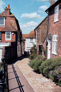 Rye, east sussex, england. view looking along a beautiful old cobblestoned alleyway on a sunny day.