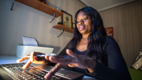 African woman works on a computer