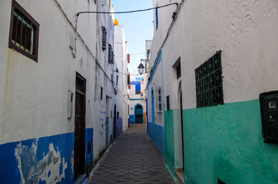 Narrow alley amidst buildings in city