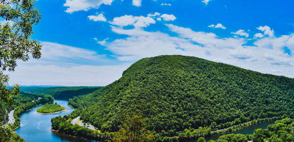 A mountain and river view from atop mount tammany at the deleware water gap