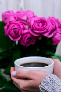 Close-up of hand holding coffee cup