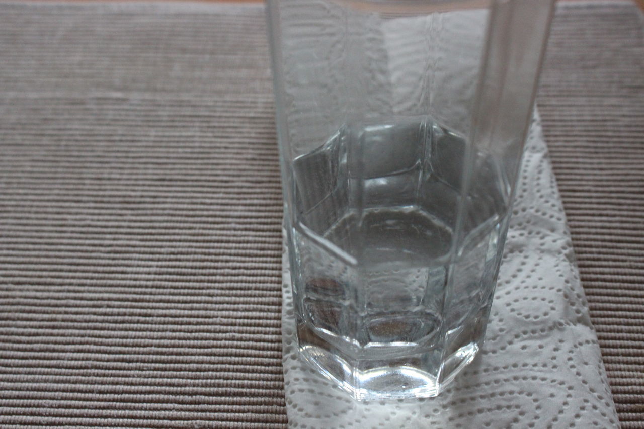 HIGH ANGLE VIEW OF GLASS WITH WATER ON TABLE