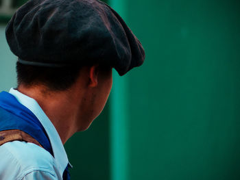 Back portrait of a man wearing beret