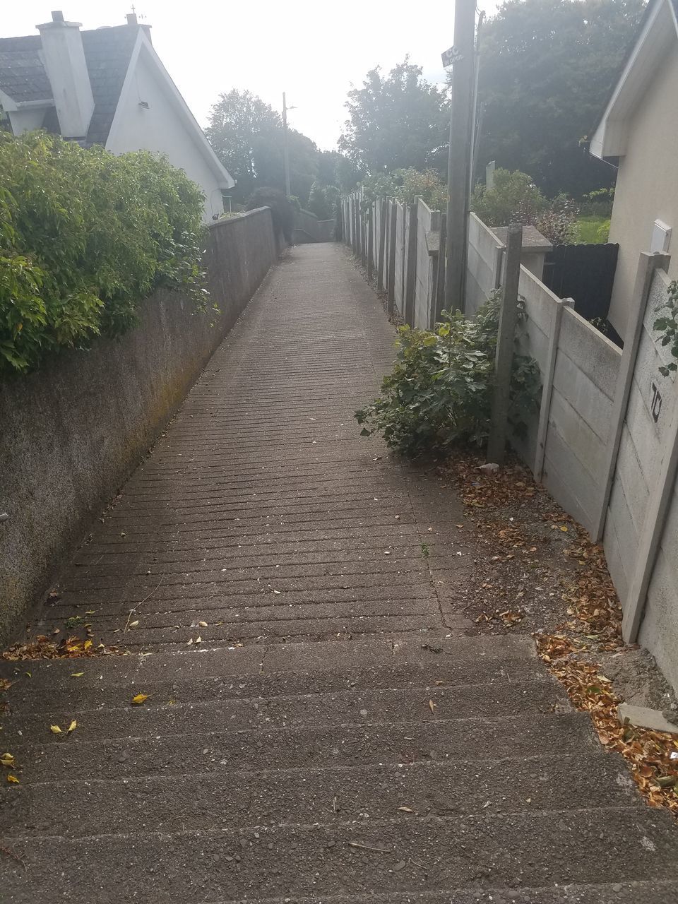 EMPTY FOOTPATH BY BUILDING