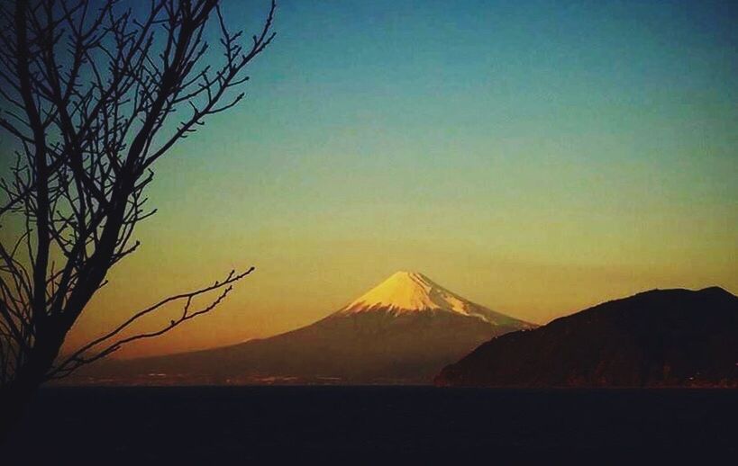 tranquil scene, scenics, tranquility, mountain, sunset, beauty in nature, silhouette, mountain range, clear sky, nature, landscape, idyllic, copy space, bare tree, non-urban scene, majestic, dusk, sky, tree, orange color