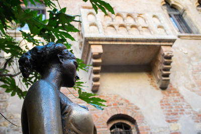 Juliet's balcony and statue