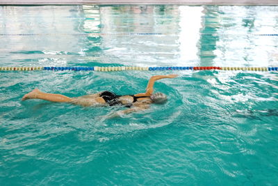 A girl swimming in a swimming pool.